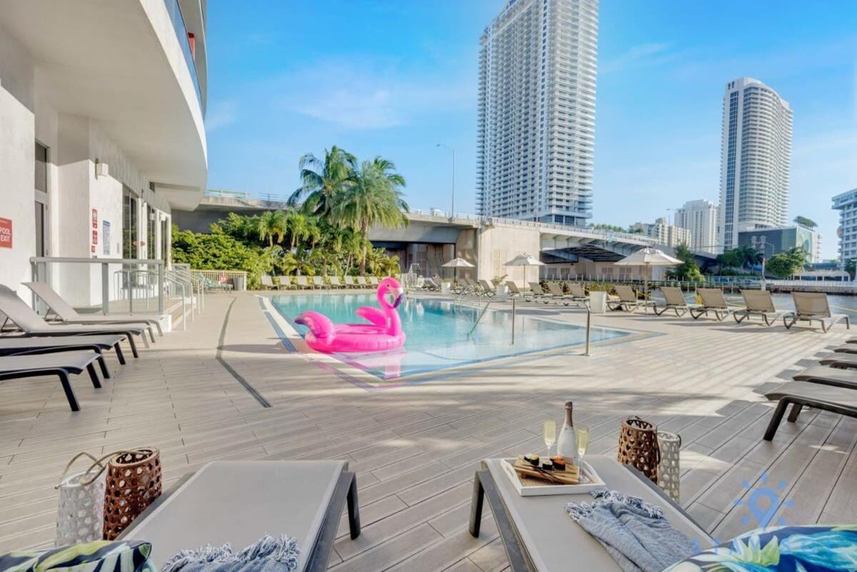 Balcony - Pool - Near Beach - Gym Hallandale Beach Eksteriør billede