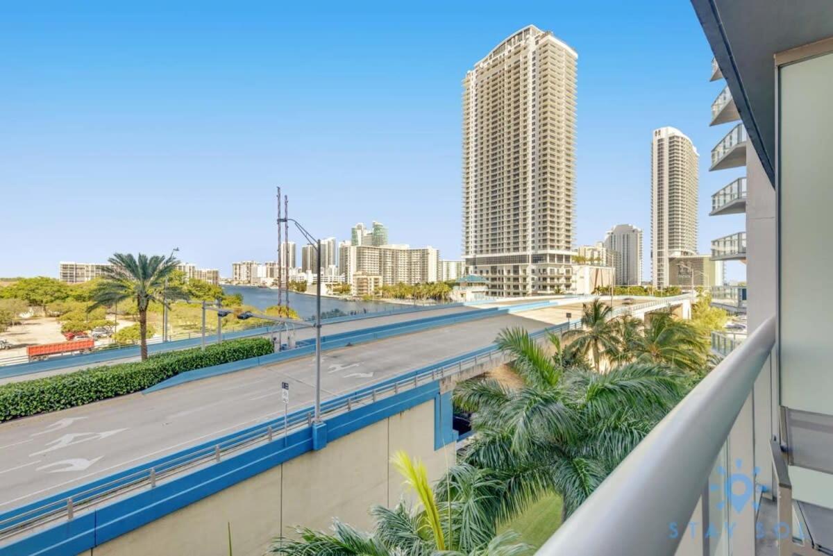 Balcony - Pool - Near Beach - Gym Hallandale Beach Eksteriør billede