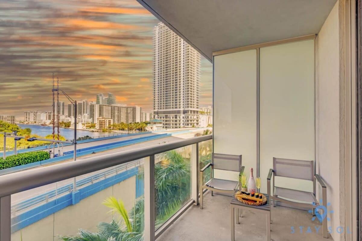 Balcony - Pool - Near Beach - Gym Hallandale Beach Eksteriør billede