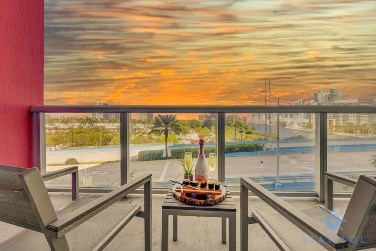 Balcony - Pool - Near Beach - Gym Hallandale Beach Eksteriør billede